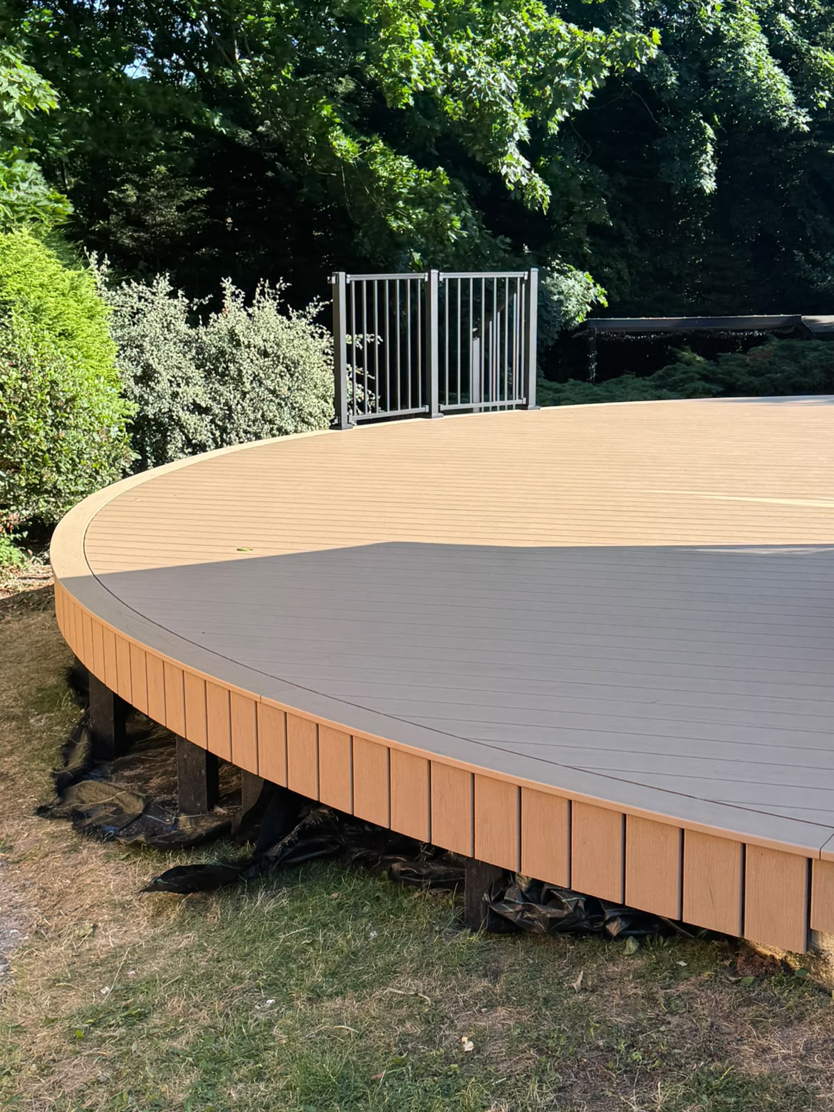 Curved composite decking with matching curved steps