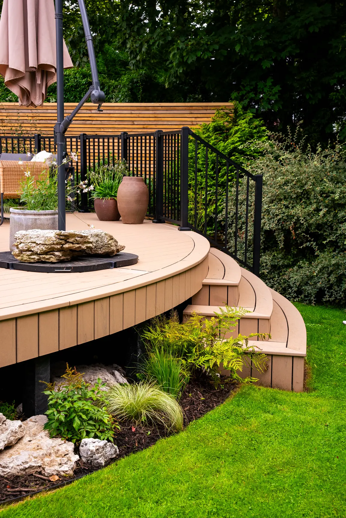 The curved edge and steps of a raised Trex Transcend Lineage deck in Carmel